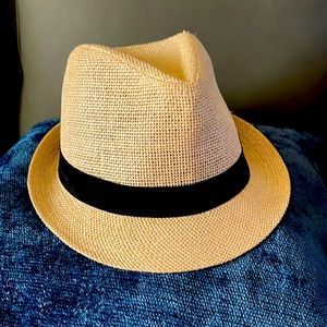 Elegant panama hat with black ribbon 🎩